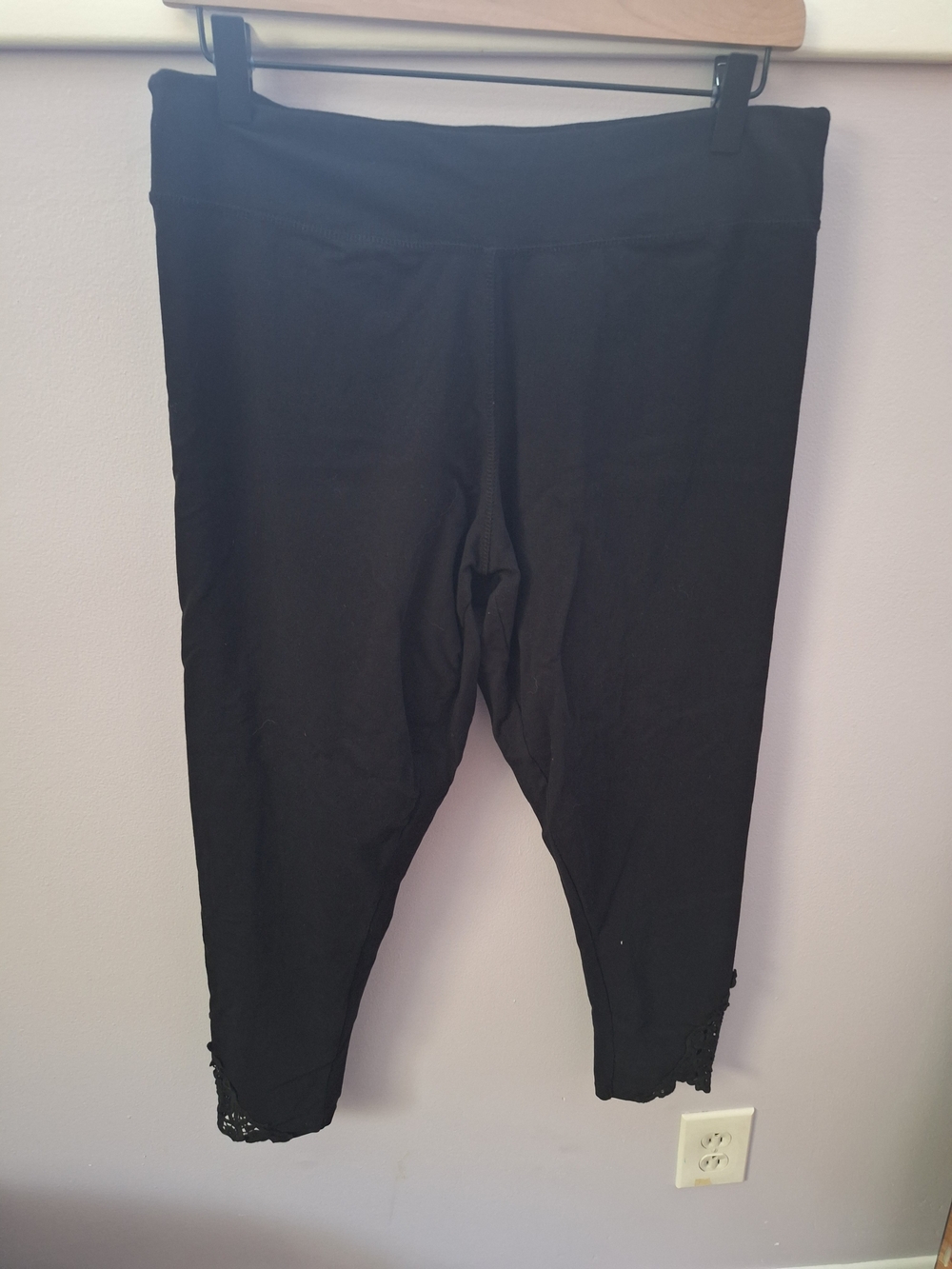 French Laundry Black Capri Leggings with Lace Hem